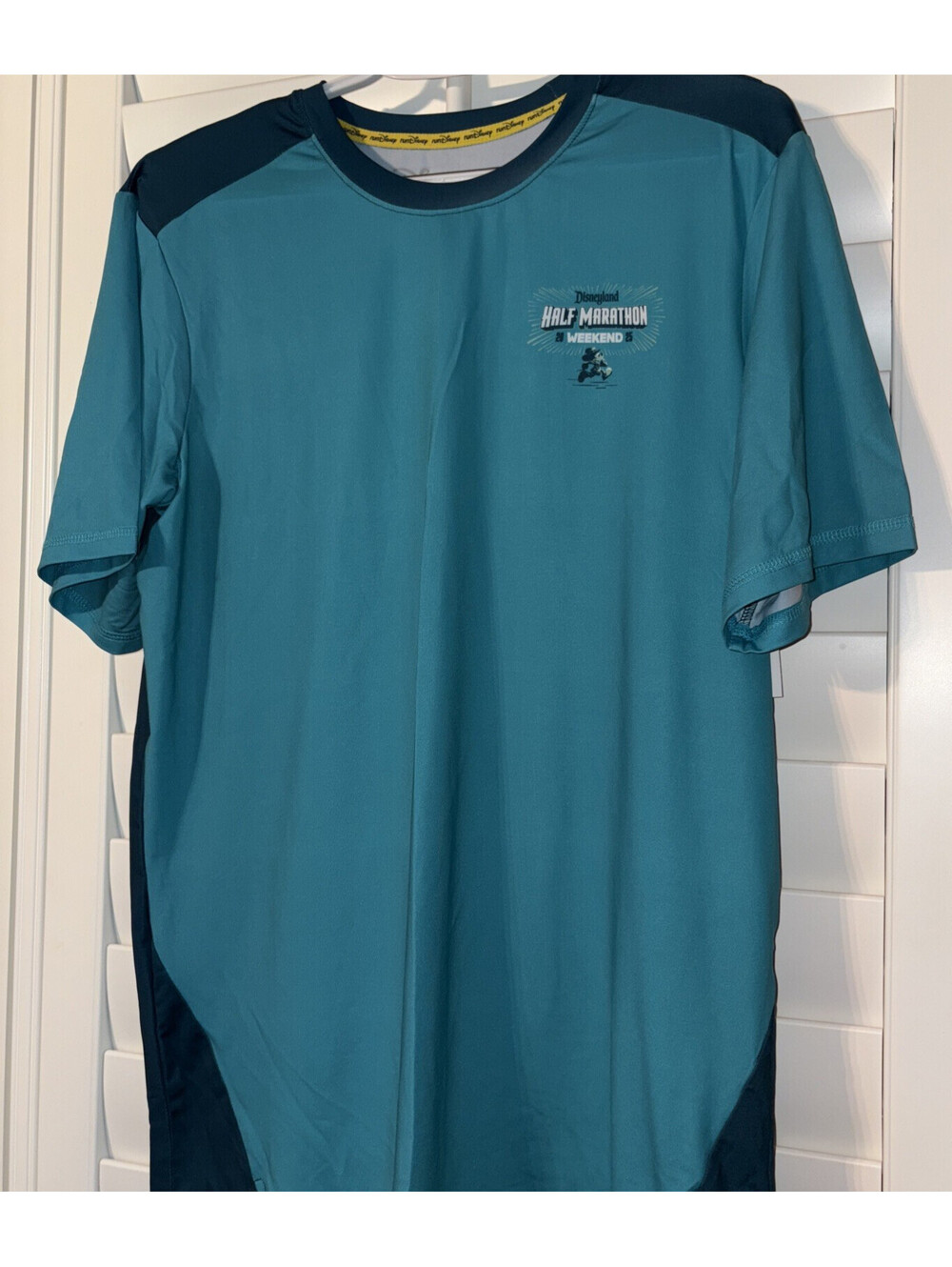 Disneyland Half Marathon Weekend 2025 Magic Key Exclusive Shirt Medium NWT